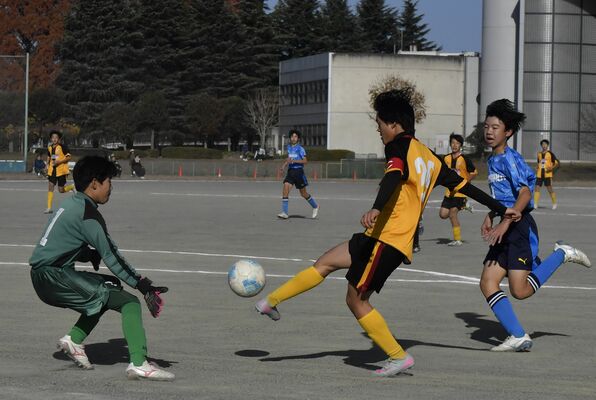 前半6分、コハルプラウド栃木FCの天野(中央)が先制ゴールを決める=石橋中、井上孝男撮影