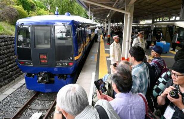 新塗装の253系「特急きぬがわ」の車両=12日午後、栃木県日光市の東武日光駅