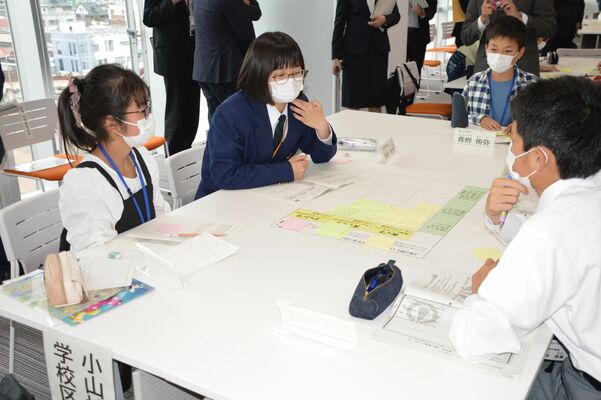 いじめ撲滅のためにできることを話し合う児童生徒ら