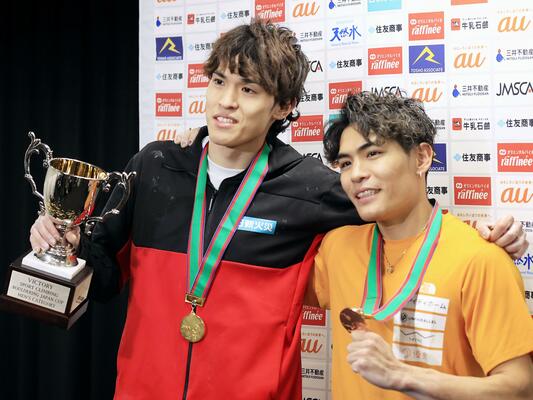 記念写真に納まる優勝の楢崎明智（左）と３位の楢崎智亜＝駒沢屋内球技場
