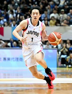 バスケットボール男子W杯アジア1次予選の台湾戦で、ドリブルする斎藤=新北(ゲッティ=共同)