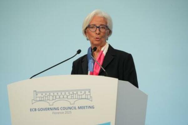 イタリア・フィレンツェで記者会見するECBのラガルド総裁=30日(共同)