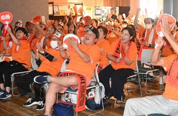 石橋高の好プレーに盛り上がる市民ら＝１６日午後、石橋公民館