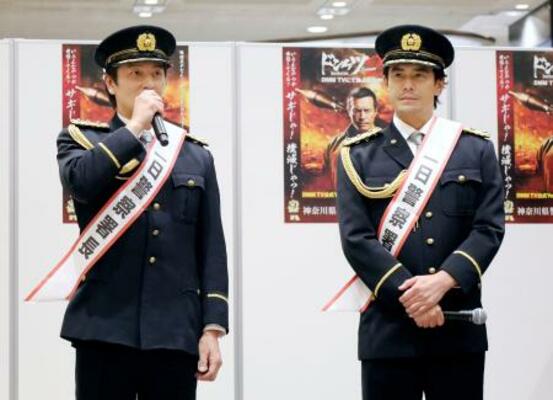 　神奈川県警から一日署長に委嘱された俳優の伊藤英明さん（右）と本宮泰風さん＝１９日午後、横浜市