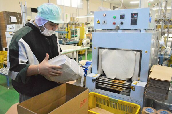商品の梱包作業に当たる障害者の社員＝１月中旬、芳賀町祖母井