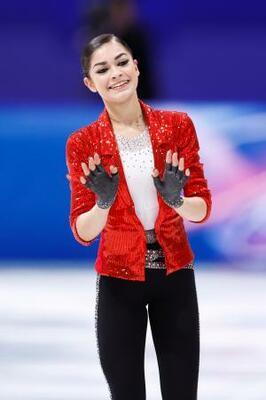 　女子ＳＰの演技を終え、手を振るアデリア・ペトロシャン＝ミラノ（共同）