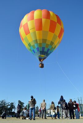 青空に浮かぶ熱気球