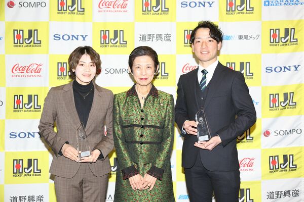 高円宮妃久子さま（中央）から記念の盾を受け取った森田（右）と女子ＭＶＰの田中＝都内