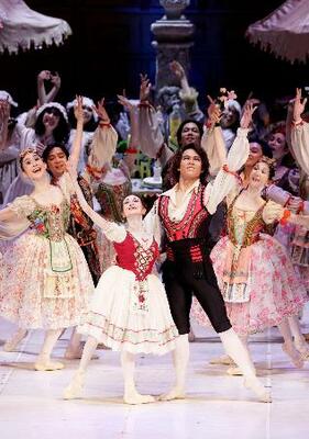 　松山バレエ団「新『コッペリア』」の舞台（（Ｃ）エー・アイ　撮影・平井晋之介）