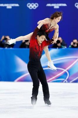 ペア・SP リフトでバランスを崩す三浦璃来(上)、木原龍一組=ミラノ(共同)