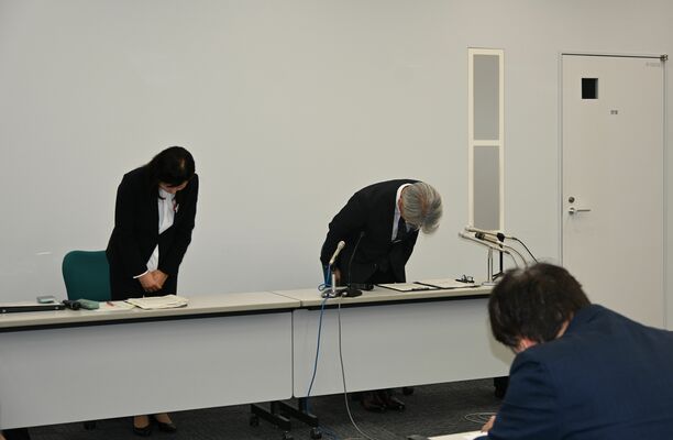 教員の不祥事を受け謝罪する県教委の担当者＝15日午後、県庁