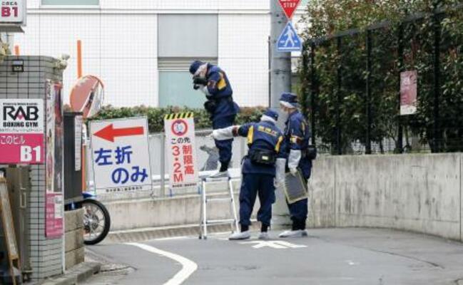 　佐藤愛里さんが路上で刺された現場付近を調べる警視庁の捜査員＝２０２５年３月１１日午前、東京都新宿区