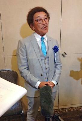 WBAライトフライ級タイトル獲得50周年の祝福を受け、取材に応じる具志堅用高さん=2日、東京都内