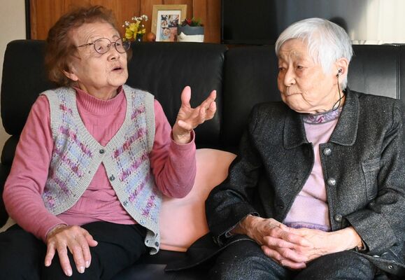 女学生時代の戦争体験を語り合う大塚さん（右）と半田さん＝２月28日午後、宇都宮市内