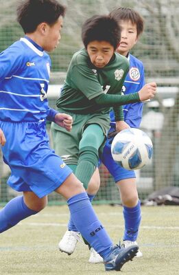 ＪＡ全農杯の部　ヴェルフェ矢板ｎｏｕｖｅａｕ－ｕｎｉｏｎ　ｓｃ決勝　第１ピリオド１０分、ヴェルフェ矢板ｎｏｕｖｅａｕ・玉村（中央）がシュート＝佐野市運動公園