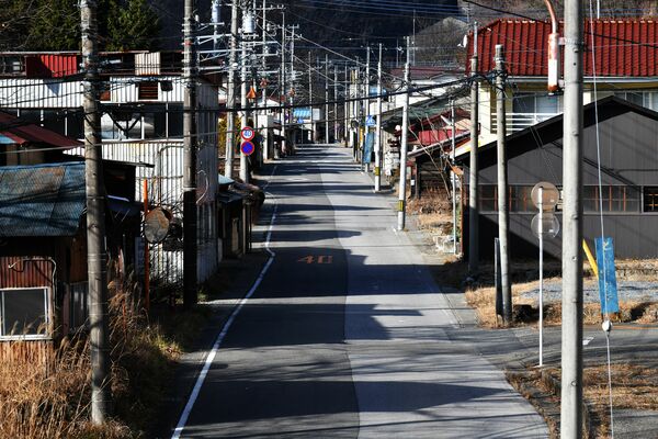 通り沿いの家並み。人影は見えず、ひっそりとしていた＝２０２２年12月中旬、日光市足尾町上間藤