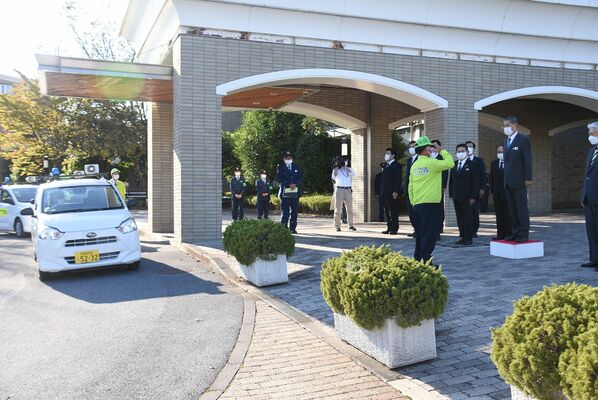 特殊詐欺被害防止を呼びかける「サギ・撃隊」の出陣式＝２０日午後、宇都宮市野沢町