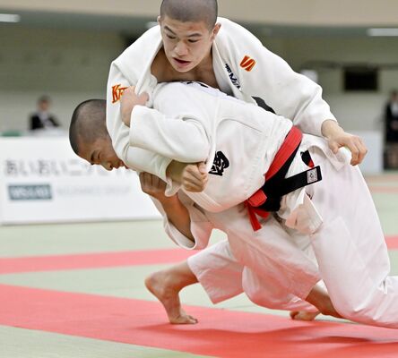 男子個人60キロ級決勝、肩車で技ありを奪う白鴎足利の池内（下）＝日本武道館