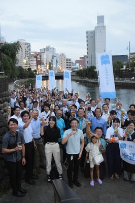 ビールなどを片手に乾杯するイベント参加者