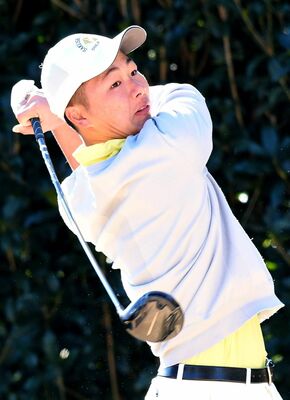 高校男子の初代王者となった中川のティーショット＝小山ＧＣ９番