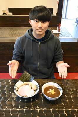 独立する塚田さんと看板メニューの「竜つけ蕎麦」