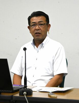 市貝町長選への立候補を表明する軽部氏＝10日午前、県庁