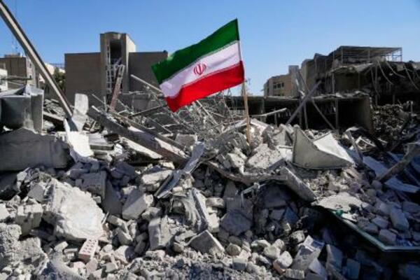 　３日、イランの首都テヘランで、攻撃を受けがれきとなった警察施設に立てられた国旗（ＡＰ＝共同）