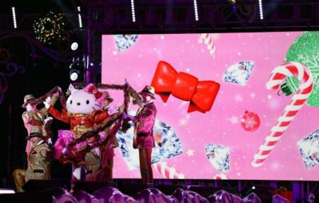 報道関係者などに公開された、USJのクリスマスイベントのショーに登場した「ハローキティ」=18日夕、大阪市此花区