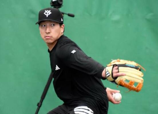 巨人の主力選手の合同練習が始まり、ブルペン入りし投げ込む大勢=宮崎市