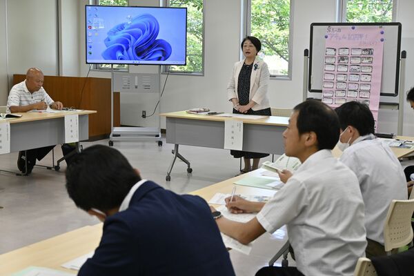 会議の冒頭であいさつする川俣市長