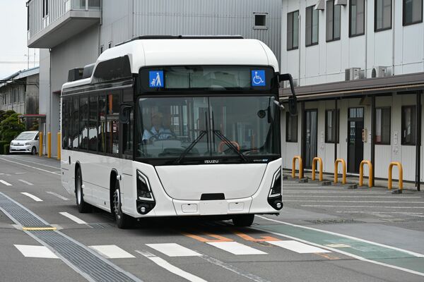 工場敷地内を走行するエルガＥＶ＝23日午前、宇都宮市中岡本町