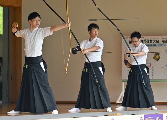 弓道成年男子近的５－８位決定戦　上位を目指し矢を射る本県チーム。左から柿崎、寺崎、五十嵐＝ユウケイ武道館