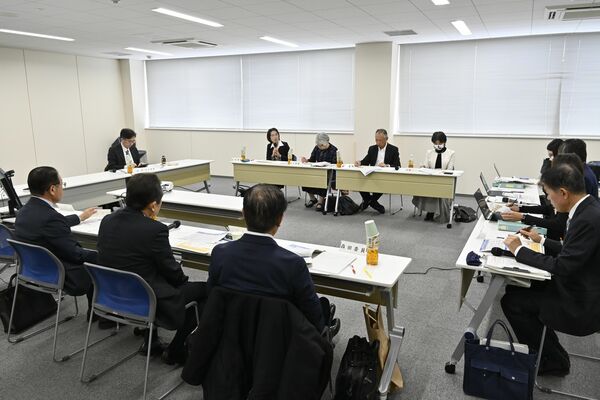 県が制定を目指すカスタマーハラスメントの防止条例について議論した有識者会議＝13日午前、県庁北別館