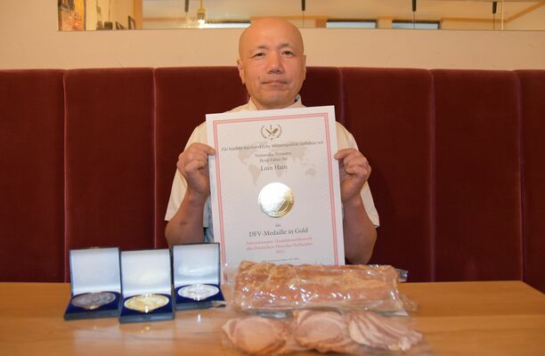 金メダルの賞状を手にする福井さん
