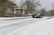 路上に白く積もった雪＝23日午前、那須町湯本