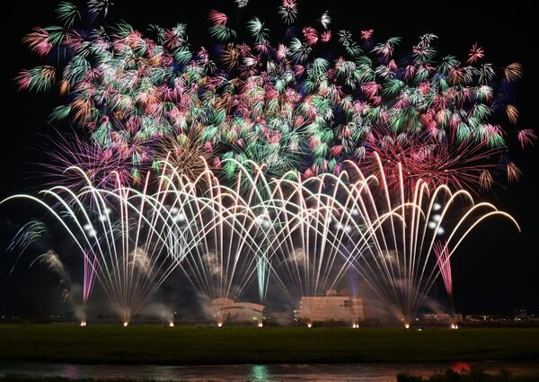 思川河畔の夜空を幻想的に彩った「小山の花火」＝23日午後８時５分、小山市小山（約18秒間露光）