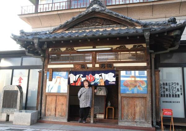 玉川の湯の番台を守る椎名さんと重厚な玄関