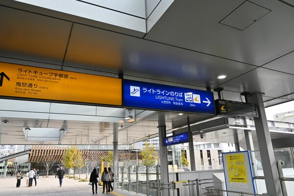 ＬＲＴ乗り場は右のエスカレーターを下った先にある＝２０日午後、宇都宮市内