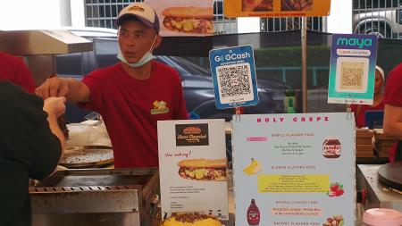 　ＱＲコード決済が使えるマニラ首都圏マカティ市の露店＝１１月１５日