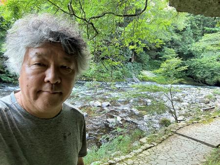 　石川県加賀市の山中温泉で朝、清流沿いを旅ラン＝筆者提供