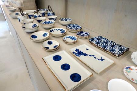 　店舗で販売される波佐見焼の器＝長崎県波佐見町