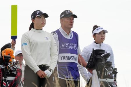 　ＡＩＧ全英女子オープンゴルフで、同組となった竹田麗央（左）と山下美夢有（右）＝８月、ロイヤルポースコールＧＣ（共同）