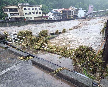 　大雨で増水した熊本県小国町の筑後川＝２日午前（同町提供）