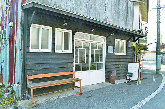 昭和レトロな街並みが残る門前地区の一角にある店舗