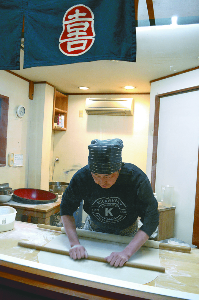 そばを打つ６代目稲村喜彦社長（48）