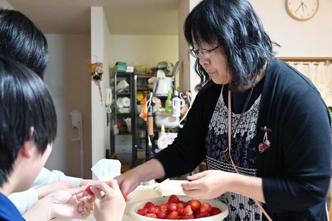 地域の子どもと一緒に夕食の準備をする小林さん＝５月22日午後５時35分、日光市今市、小玉義敬撮影