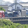 路線バスとトラックが衝突　小山市