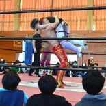 リング上の迫力ある闘いに児童ら歓声　那須烏山で栃木プロレスが教室