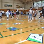 ジャンボかるた取ったよ　第２回大会に児童25人参加　小山の風物詩に親しむ
