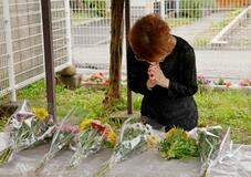 「風化させない」、住民ら献花